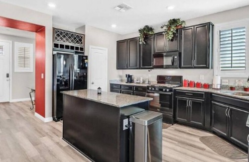 Henderson House | 5Bdrm Prime Location Oasis