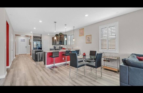Henderson House | 5Bdrm Prime Location Oasis