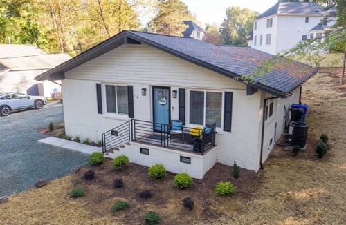 Chapel Hill House | 5BR Chapel Hill Gateway Sleeps 12 Free Parking