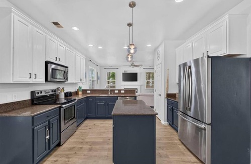 Summerville House | 5BR | Heated Pool, Hot Tub, Fire Pit & Backyard