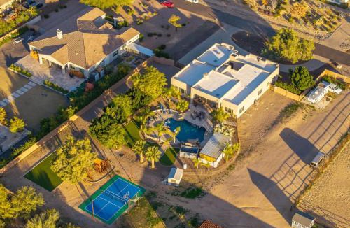 Pinnacle Peak House | 5BR Spacious Luxury Retreat Pool Views Games