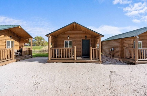 St. Charles Cabin | #6 Dinosaur Cabin w/AC, Fire Pit & BBQ!