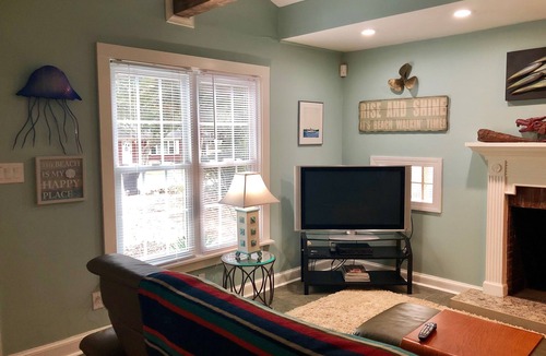 Northeast Virginia Beach Cottage | 60 Seconds 2 Beach - Duplex 1 of 2