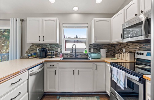 Spokane House | 6BR/3BA House - 2nd Living and Entry - 18 Guests