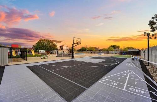 North Scottsdale House | 7 Bedroom Pickleball Pool Hot Tub Orchard
