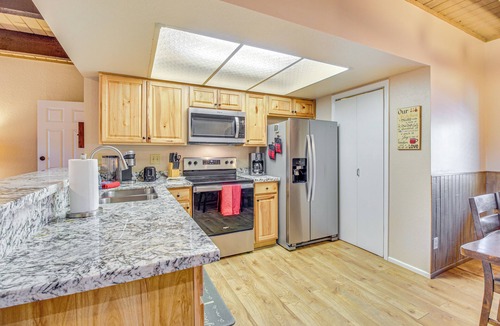 Pinetop Apartment | 7 Mi to Rainbow Lake: Pinetop Condo w/Patio!