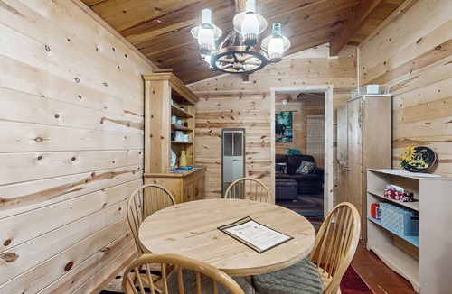 Sugarloaf Cabin | 7 Mi to Ski Resorts: Dog-Friendly Sugarloaf Cabin