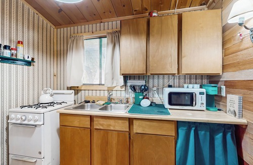 Sugarloaf Cabin | 7 Mi to Ski Resorts: Dog-Friendly Sugarloaf Cabin