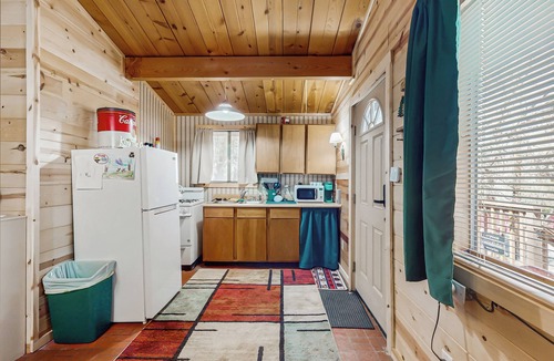 Sugarloaf Cabin | 7 Mi to Ski Resorts: Dog-Friendly Sugarloaf Cabin