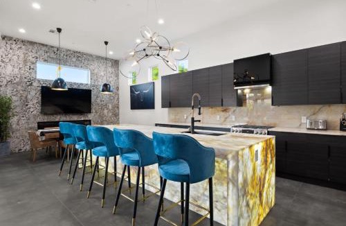 South Scottsdale House | 75th Place Home - Luxe Pool Spa Walk to Old Town