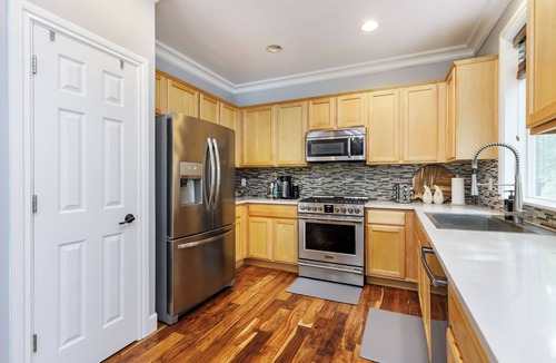 Gresham House | 7BR Estate, Mt Hood Skiing Base Camp, Sleeps 16 - Pets, Fire Pit, Indoor Jacuzzi