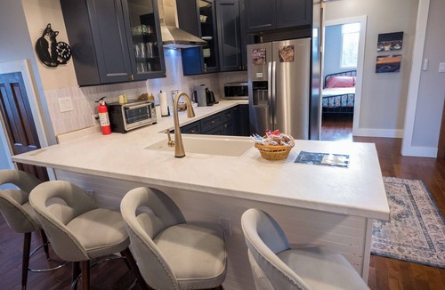 Avondale Apartment | 8 Cats Cincinnati Poolside Oasis Apartment-Walk to Zoo