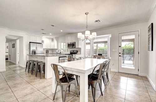 Paradise Valley Village House | 8 Large Bedrooms | Hot Tub | Game Lounge