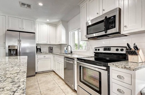 Paradise Valley Village House | 8 Large Bedrooms | Hot Tub | Game Lounge
