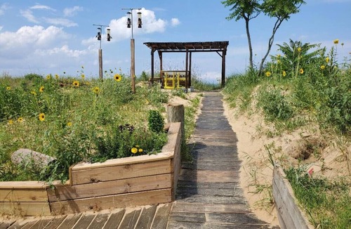 Willoughby Spit Cottage | 902 C Coastal King Retreat Steps from Beach + Sauna