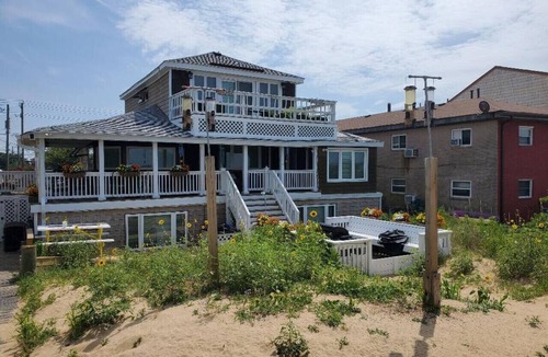 Willoughby Spit Cottage | 902 CH Historic Carriage House 20 Steps to Beach + Hot Tub, Kayaks, Beachfront Grilling