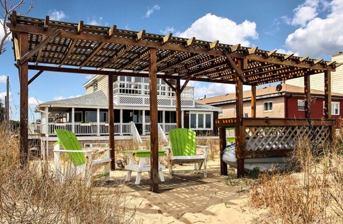 Willoughby Spit Cottage | 902 CH Historic Carriage House 20 Steps to Beach + Hot Tub, Kayaks, Beachfront Grilling