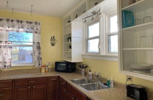 Norwood House | A#2 Executive 2BRApartment Prime Location City Skyline View of Downtown