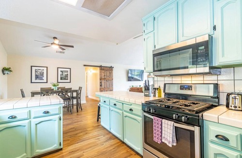 Oakhurst Villa | A beautiful and decorated Mountain Retreat with Hot Tub and Fast Wifi