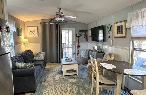 Ocracoke House | A Gnome Home: Convenient to Restaurants and Coffee Shops