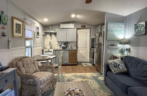 Ocracoke House | A Gnome Home: Convenient to Restaurants and Coffee Shops