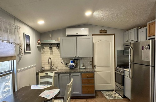 Ocracoke House | A Gnome Home: Convenient to Restaurants and Coffee Shops