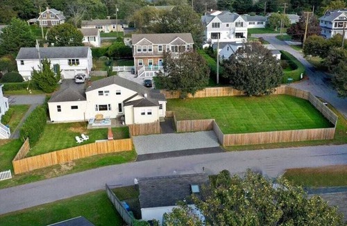 Easton's Point House | A peaceful four bedroom home between beaches
