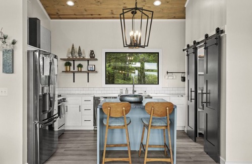 Campton House | A Red River Barnhouse- Hot tub, Firepit, Gas Fireplace