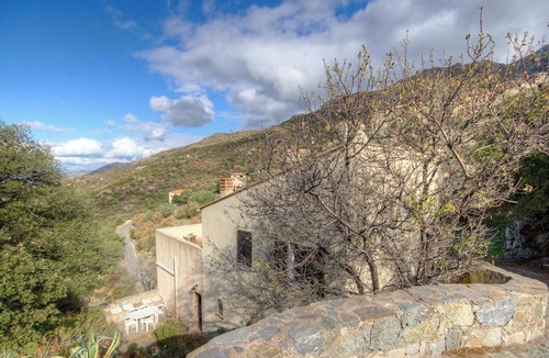 Lama House | A superb view over the Ostriconi valley from this gîte in a typical Balagne village,
