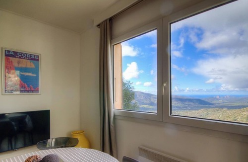 Lama House | A superb view over the Ostriconi valley from this gîte in a typical Balagne village,
