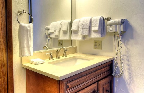 Yosemite West Condo | (A211) Loft Condominiums