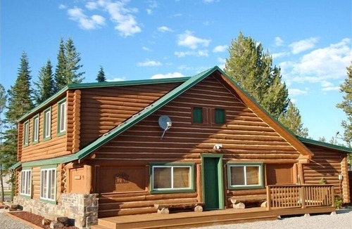 West Yellowstone Cabin | Absaroka Cabin, Sleeps up to 14, 5 Blocks from Yellowstone's West Entrance.
