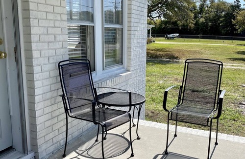 Harkers Island Cottage | Across from marina and fully renovated!