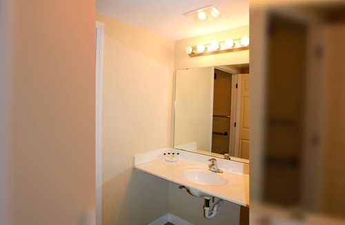 Kelleys Island Hotel | ADA Glacier Suite at Kelley's Island Venture Resort