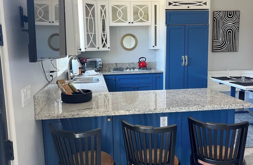 Covenant Cottage | Adorable 2 Bedroom Guest House, 12 minutes from beach, 7 minutes from shopping