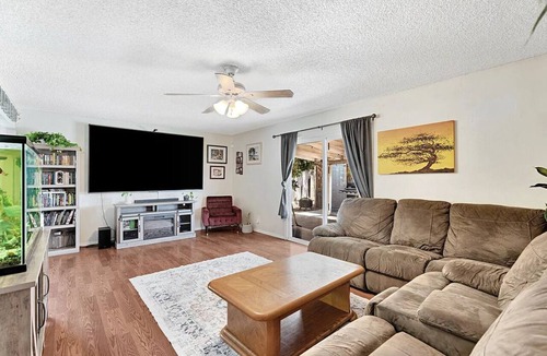 Chowchilla House | Adorable 2-bedroom house with AC in charming Chowchilla