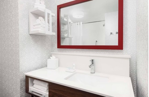 Oakhurst Hotel | Adventure Awaits! 14 miles to Yosemite Park South Entrance! Pool and Breakfast!