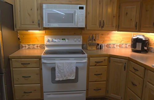 Island Park Cabin | Adventure Basecamp near YNP Hot Tub + Toy Garage