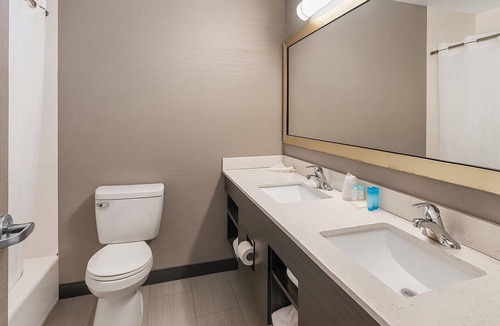 Foxboro Hotel | Affordable Accommodation Near Capron Park Zoo! FREE Breakfast & Parking!
