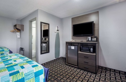 Salem Hotel | Affordable Getaway at Knights Inn Salem! Free Breakfast, Free Parking