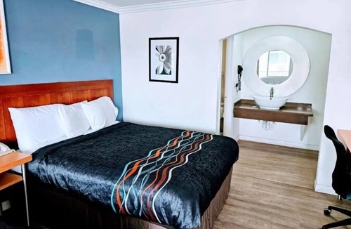 Ridgecrest Hotel | Affordable Room in Ridgecrest w/King Bed, Free Parking & Near Local Favorites