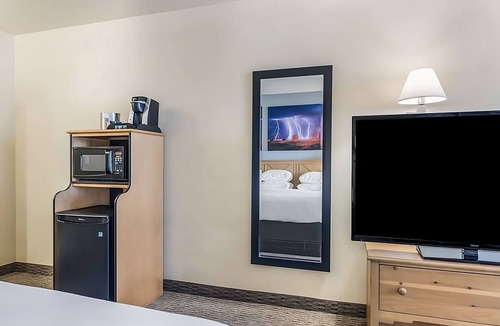 Palm Valley Hotel | Affordable Units Near Attractions! Pool, Parking, Breakfast, Free Wifi