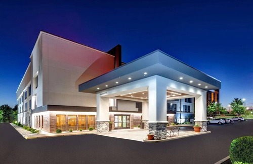 Mount Saint Joseph Hotel | Airport CVG King Room Breakfast, Pool & Gym