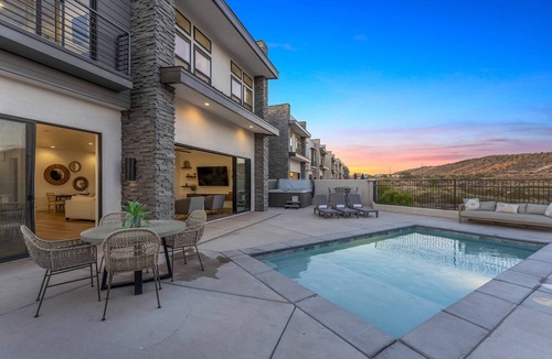 Washington House | Albatross On The 8th: Private Pool And Hot Tub!