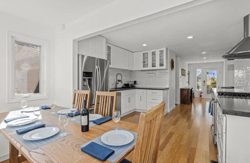 Cloverdale House | Alexander Valley Russian River Home for 8, Spa, WiFi, BBQ, bocce, vineyard