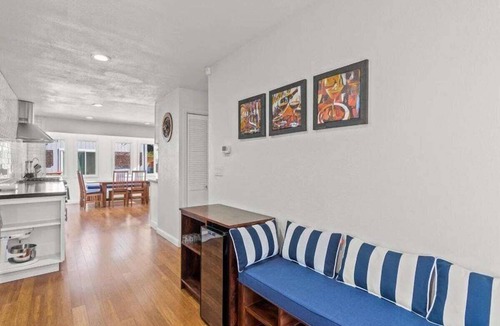 Cloverdale House | Alexander Valley Russian River Home for 8, Spa, WiFi, BBQ, bocce, vineyard
