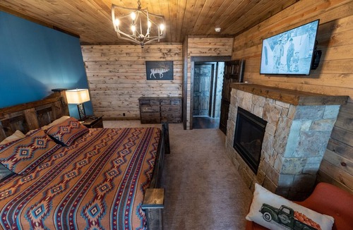 Island Park Cabin | All-Season Luxury MTN Retreat @ Lake w/Hot Tub, Sauna & Near Hiking Trails, YNP
