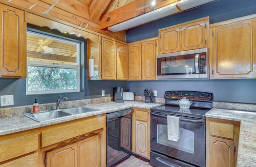 Alpine Cabin | Alpine Cabin w/Deck: 3 Mi to Luna Lake!