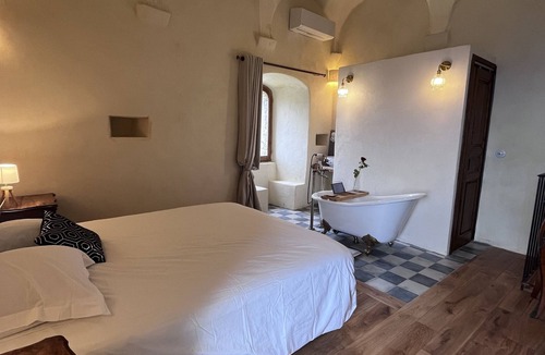 Pino Bed & Breakfast | Amandulina room in a 16th-century Genoese tower