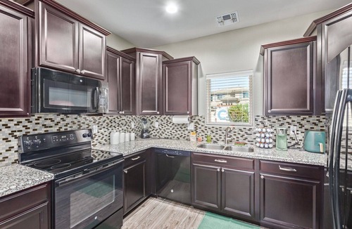 Surprise Farms House | Amazing Surprise Retreat W/Pool, Hot Tub, Ping Pong Table and much more!